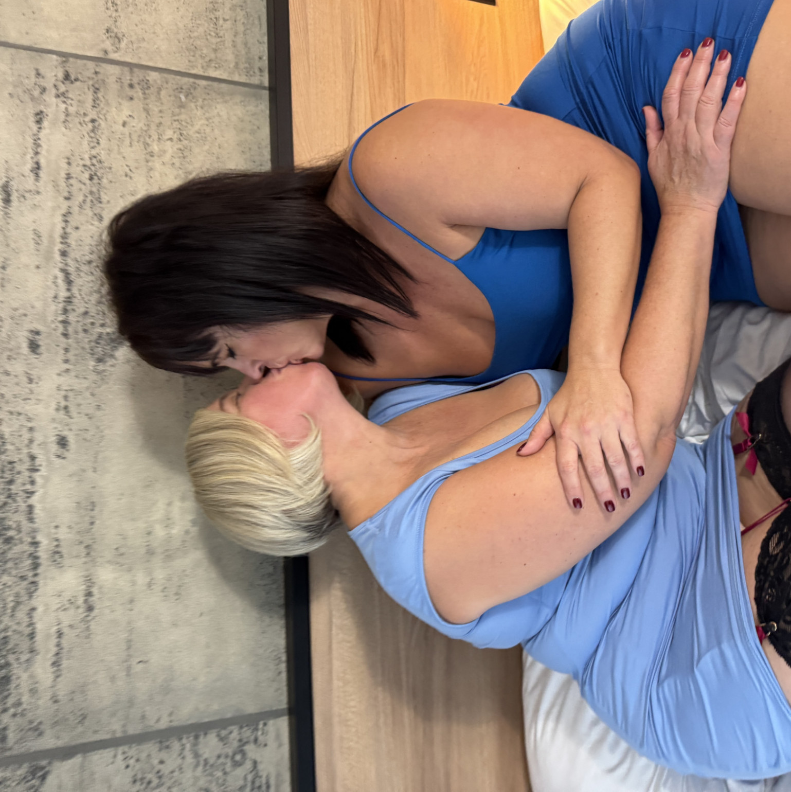 Sexy pics with my curvy MILF friend